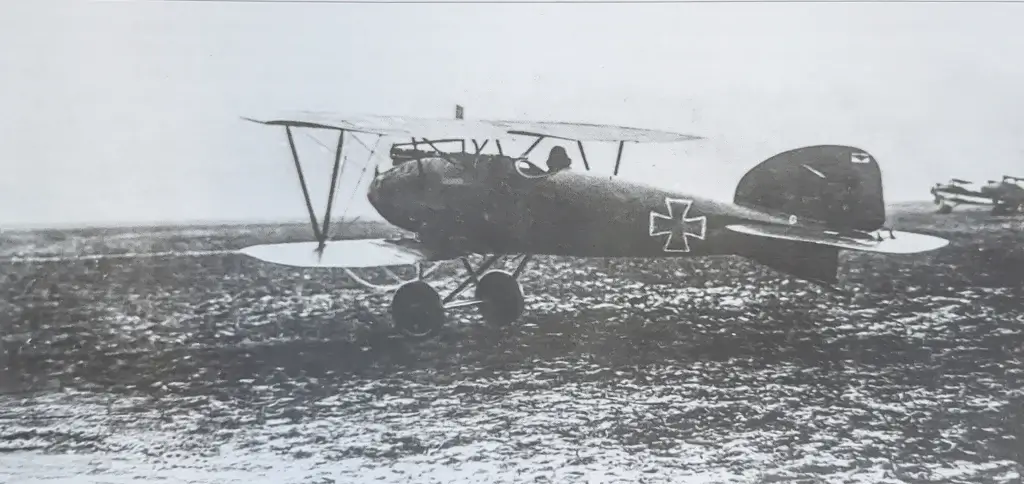 een oude foto van twee vliegtuigen in de lucht