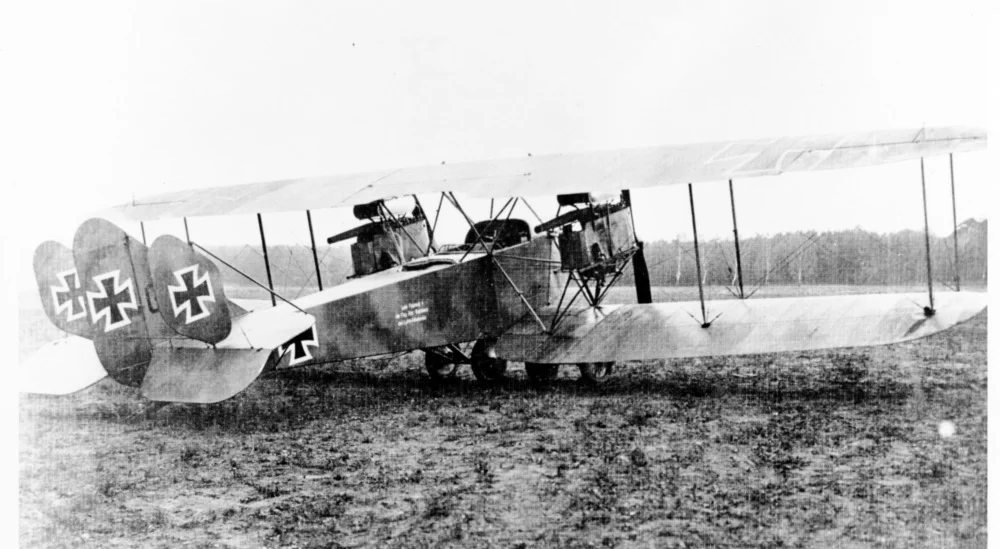 ein altes Flugzeug ist auf dem Rasen geparkt