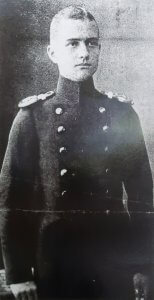 une photo en noir et blanc d'un homme en uniforme